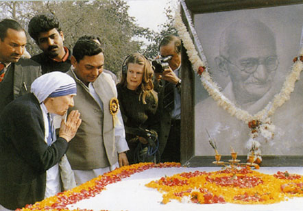 Mother Teresa praying at Gandhi's tomb